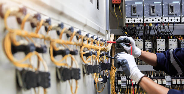Professional Electrician technician working in Highland, AR